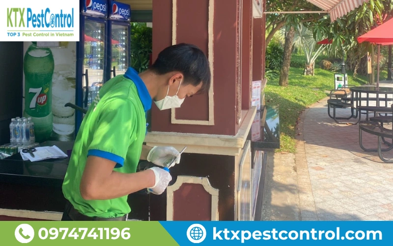 Kỹ thuật viên KTX tiến hành xử lý mối tại khu vực chân cột bên ngoài công trình.