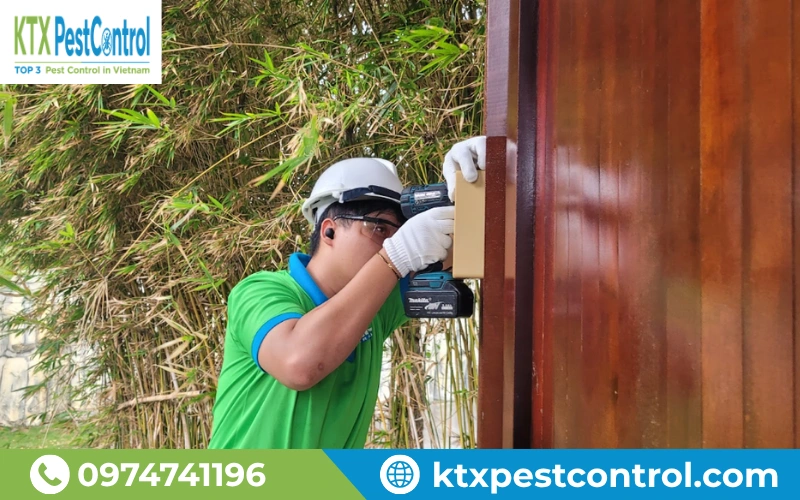Kỹ thuật viên Diệt Côn Trùng KTX lắp đặt trạm bả mối tại công trình ở Quảng Bình.