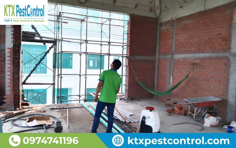 Kỹ thuật viên KTX phun thuốc phòng chống mối nền móng tại công trình đang xây dựng.