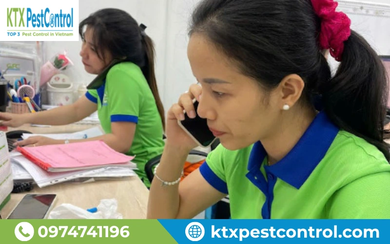 Nhân viên KTX tiếp nhận thông tin và tư vấn ban đầu.
