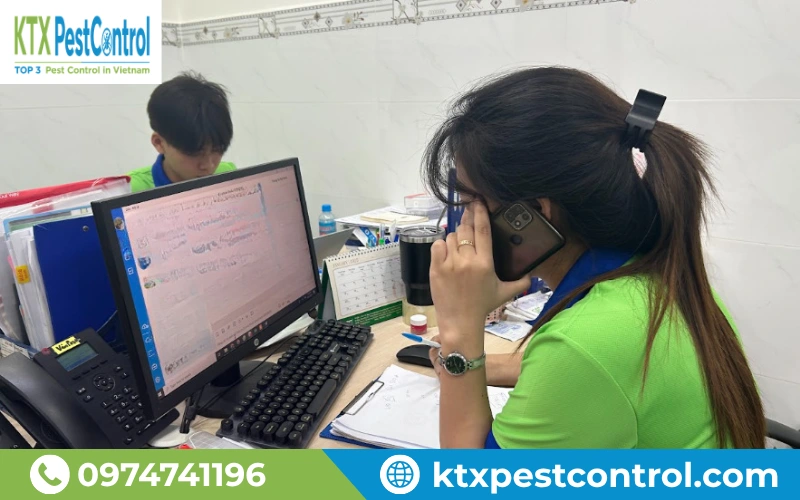 Nhân viên KTX tiếp nhận thông tin từ khách hàng