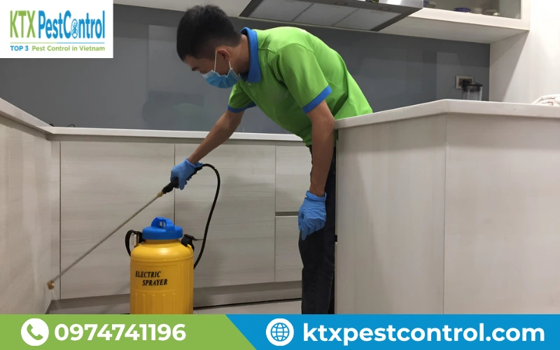Kỹ thuật viên KTX đang phun dung dịch diệt mối